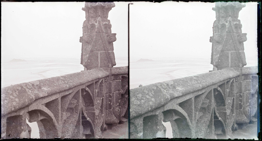 Détail d'un balcon et d'un pinacle de l'église abbatiale avec vue sur la baie du Mont-Saint-Michel (Manche).