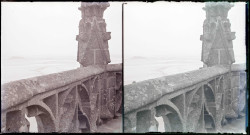 Détail d'un balcon et d'un pinacle de l'église abbatiale avec vue sur la baie du Mont-Saint-Michel (Manche).