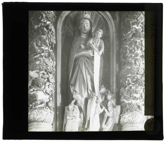 Église de Drucourt (Eure), statue de Vierge à l'enfant avec un groupe d'anges à ses pieds.