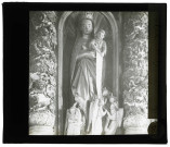 Église de Drucourt (Eure), statue de Vierge à l'enfant avec un groupe d'anges à ses pieds.