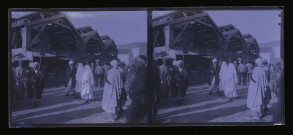 Rue animée d'une ville d'Algérie.