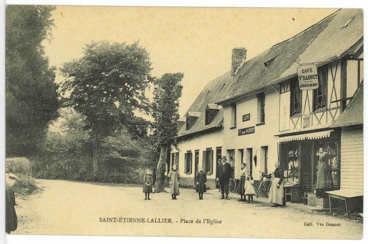 Saint-Etienne-l'Allier. Place de l'Eglise.