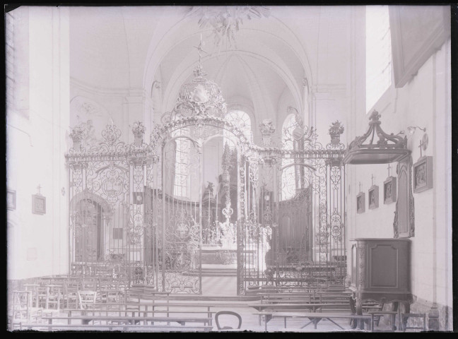 Maître-autel réalisé par Simon Pfaffenhoffen avec anges en plomb doré en adoration de l'abbaye de Valloires (Somme). Idem 7403.
