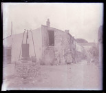 Femmes et enfants près d'un puits dans un village de la campagne de Charente-Maritime.