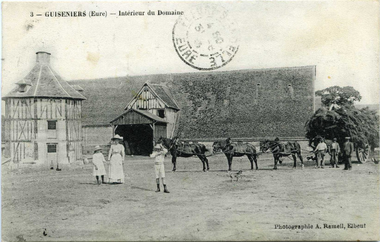 Guiseniers. Intérieur du Domaine.