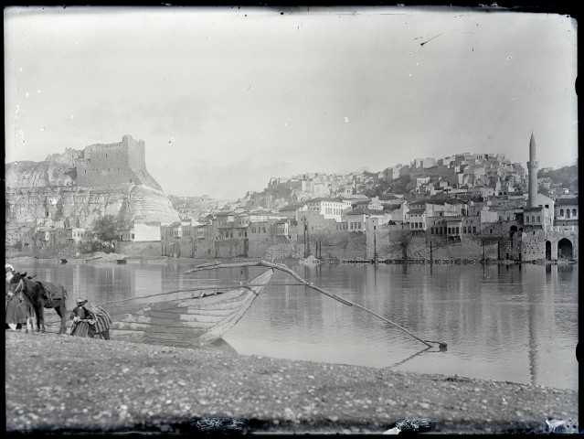 Vue générale de la ville de Biredjik (Turquie) au bord de l'Euphrate (notice PA).