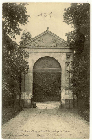 Bus-Saint-Rémy. Portail de l'Abbaye du Trésor.