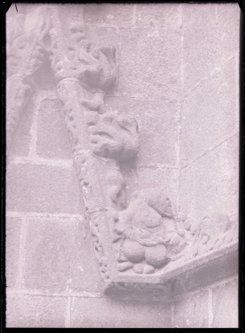 Détail des sculptures à forme humaine des frises d'un angle du petit portail de l'église Saint-Sulpice de Fougères (Ille-et-Vilaine).