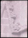 Détail des sculptures à forme humaine des frises d'un angle du petit portail de l'église Saint-Sulpice de Fougères (Ille-et-Vilaine).
