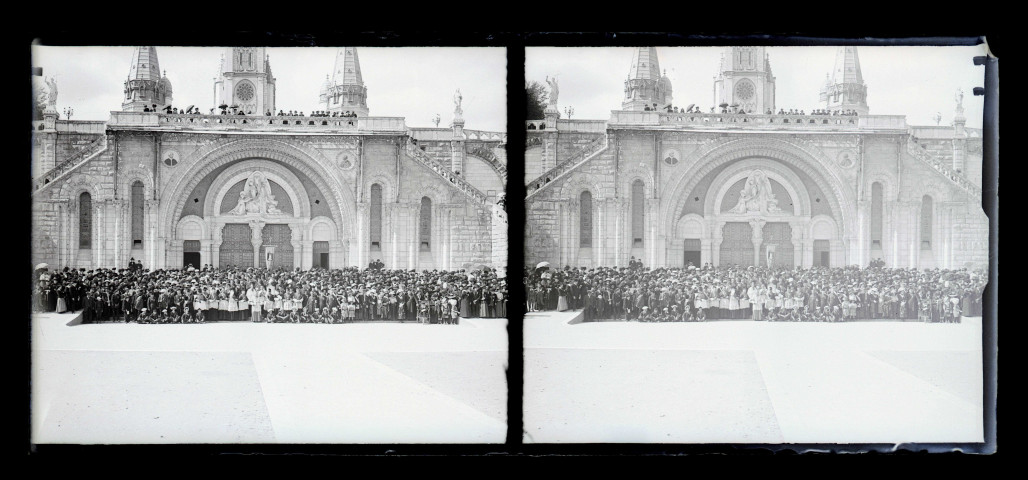 Groupe d'ecclésiastiques et de personnes handicapées sur l 'esplanade de la basilique de Lourdes (Hautes-Pyrénées) sur le quai d'une gare.