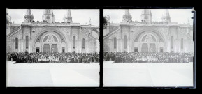 Groupe d'ecclésiastiques et de personnes handicapées sur l 'esplanade de la basilique de Lourdes (Hautes-Pyrénées) sur le quai d'une gare.
