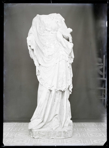 Statue de la Vierge à l'enfant de Lisors (Eure), sans tête.
