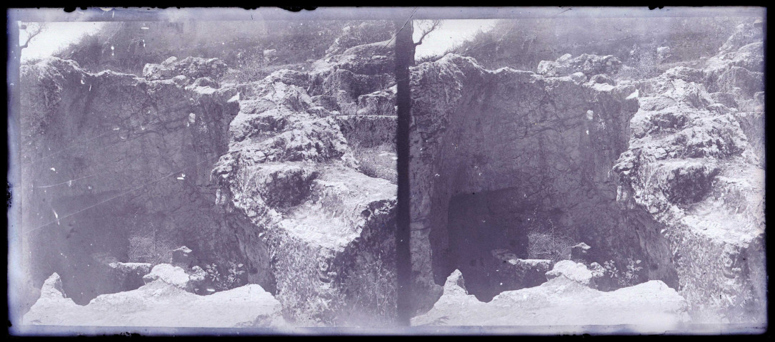 Ruines et vestiges creusés dans la roche dans les environs d'Arles (Bouches-du-Rhône).