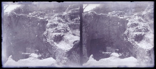 Ruines et vestiges creusés dans la roche dans les environs d'Arles (Bouches-du-Rhône).