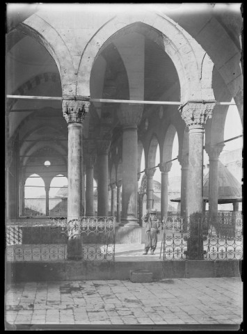 Portique de la mosquée al Adiliyé à Alep (Syrie).