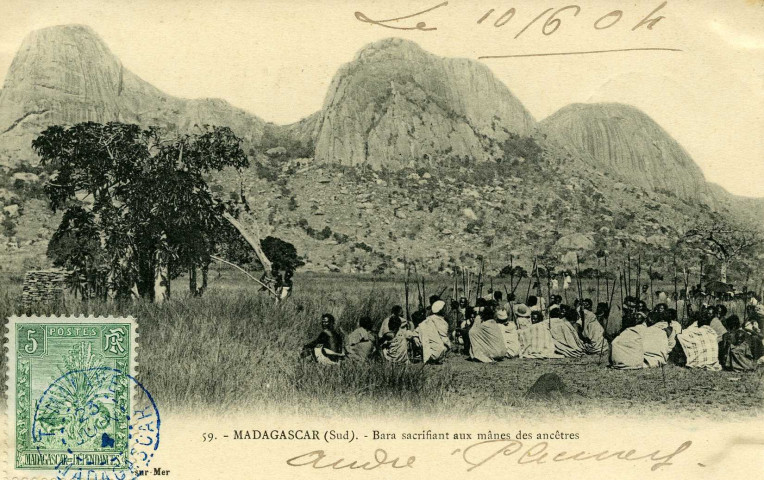 MADAGASCAR (Sud). - Bara sacrifiant aux mânes des ancêtres