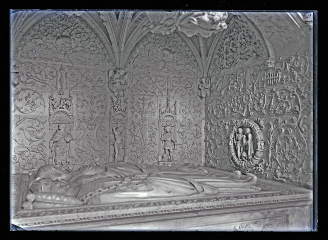 Tombeau sous enfeu de la famille de Lannoy de l'église Saint-Jacques-le-Majeur et Saint-Jean-Baptiste de Folleville (Somme).