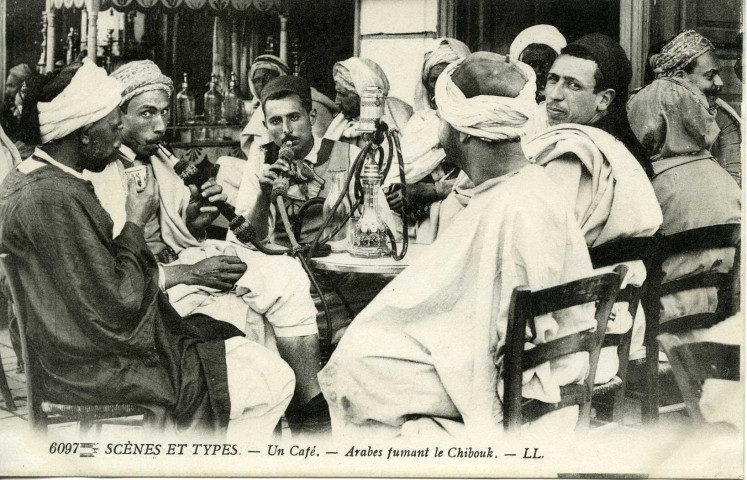 Un café. - Arabes fumant le Chibouk