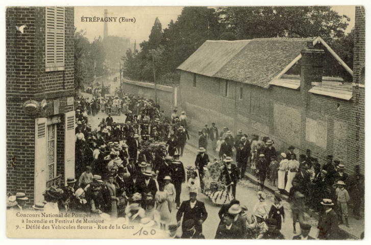 Etrépagny. Concours National de Pompes à Incendie et Festival de Musique. Défilé de Véhicules fleuris - Rue de la Gare.