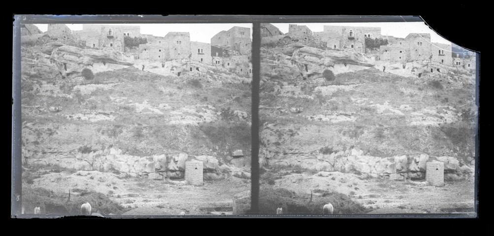Maisons en pierre à flanc de montagne en Algérie.