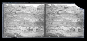 Maisons en pierre à flanc de montagne en Algérie.