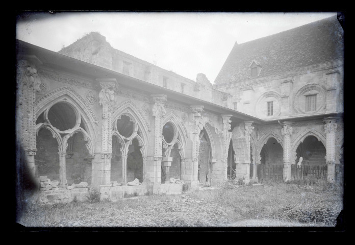 Galerie à arcades du Grand Cloître et du logis abbatial de l'ancienne abbaye de Saint-Jean-des-Vignes de Soissons (Aisne) dévastée par les bombardements allemands de la guerre 14-18.