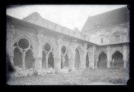 Galerie à arcades du Grand Cloître et du logis abbatial de l'ancienne abbaye de Saint-Jean-des-Vignes de Soissons (Aisne) dévastée par les bombardements allemands de la guerre 14-18.