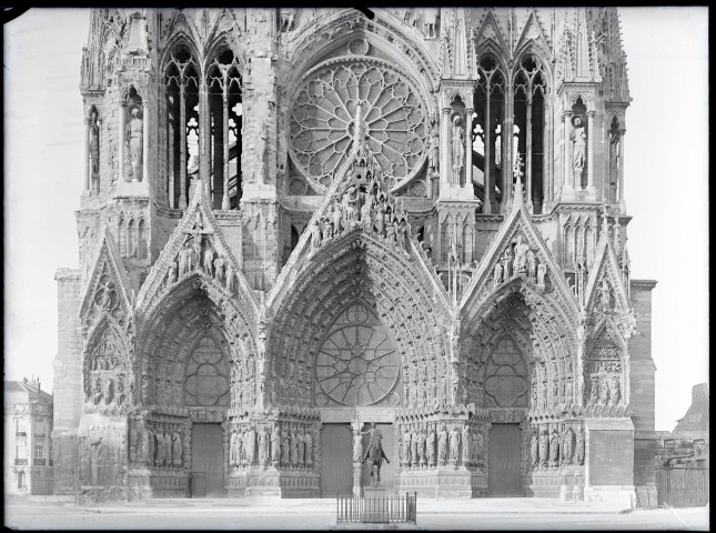 Façade de la cathédrale de Reims (Marne).