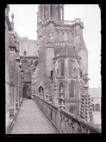 Balcon, pinacles et tours de la cathédrale Notre-Dame de Laon (Aisne).