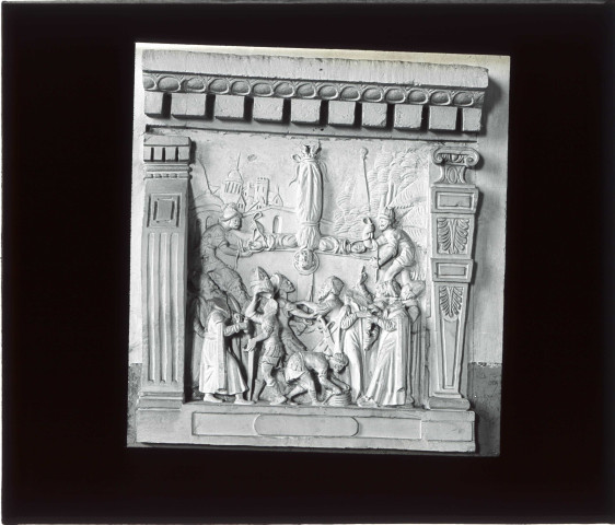 Bas-relief en pierre représentant le crucifiement de Saint-Pierre de l'église de Dampsmesnil (Eure).