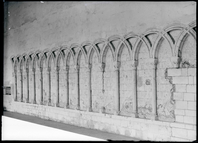 Mur du réfectoire de l'abbaye Notre-Dame de Fontenelle de Saint-Wandrille-Rançon (Seine-Maritime).