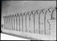 Mur du réfectoire de l'abbaye Notre-Dame de Fontenelle de Saint-Wandrille-Rançon (Seine-Maritime).