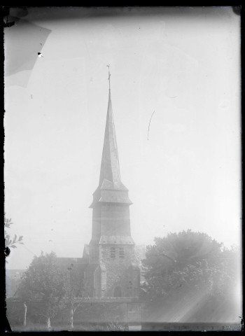 Vue d'ensemble de l'église de Saint-Aubin-sur-Gaillon (Eure).