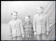 Trois jeunes garçons.