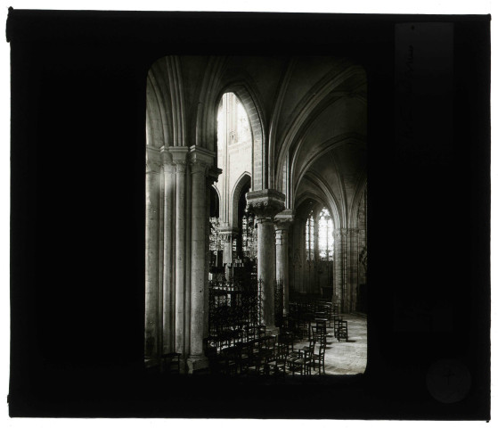 Collégiale Notre-Dame de Mantes-la-Jolie (), déambulatoire.