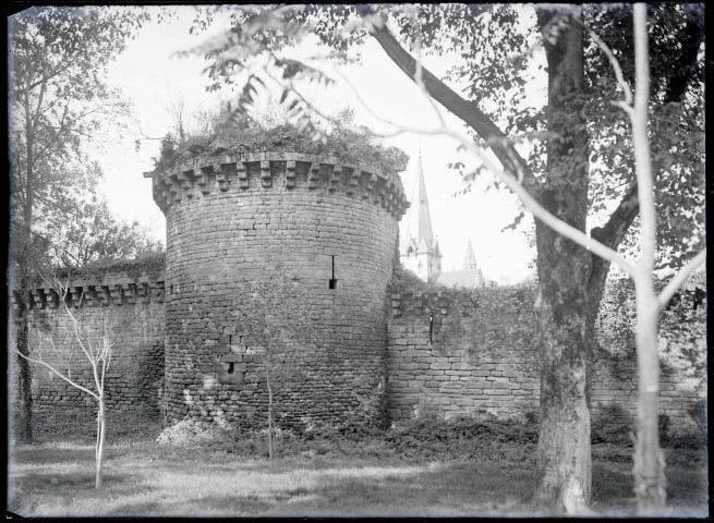 Tour d'enceinte fortifiée.