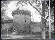 Tour d'enceinte fortifiée.