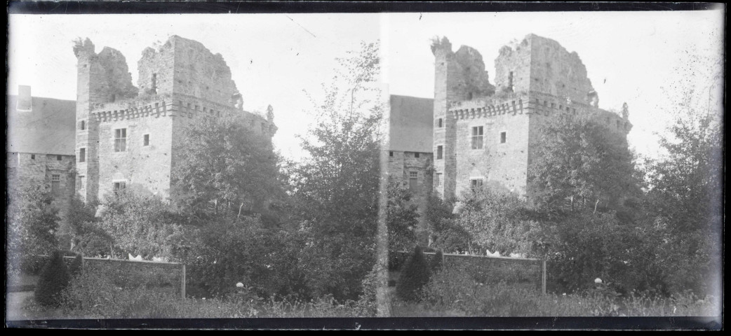Ruines et vestiges d'une tour fortifiée de Bretagne.