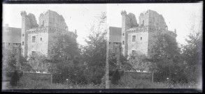 Ruines et vestiges d'une tour fortifiée de Bretagne.