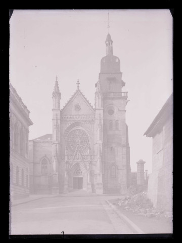 Façade de l'église Saint-Léonard de Fougères (Ille-et-Vilaine).
