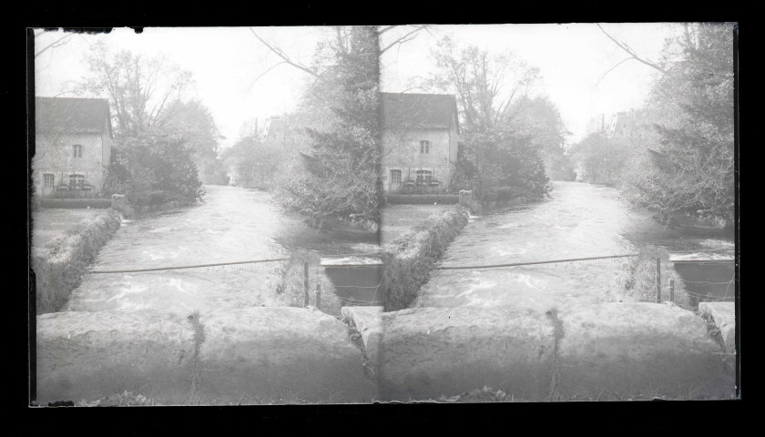Rivière traversant la campagne normande vue d'un pont en pierre.