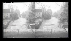 Rivière traversant la campagne normande vue d'un pont en pierre.