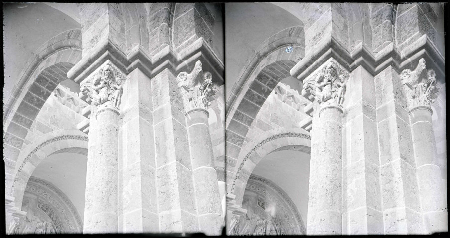 Piliers et chapiteaux sculptés de l'église de la Madeleine de Vézelay (Yonne).