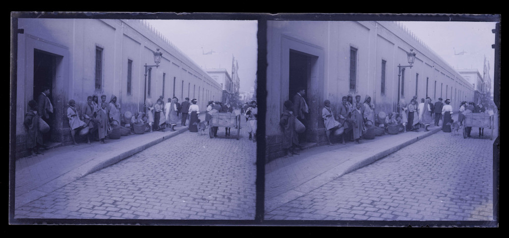 Rue animée d'une ville algérienne.