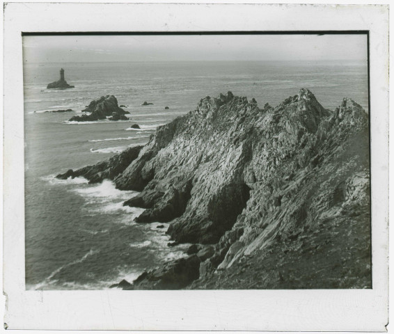 Vagues sur le rivage breton et phare.