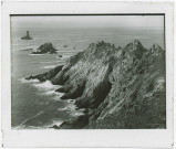 Vagues sur le rivage breton et phare.