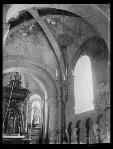 Vue sur les voûtes d'une travée de l'église de Cuverville (Eure), avec le maître-autel en arrière plan
