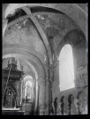 Vue sur les voûtes d'une travée de l'église de Cuverville (Eure), avec le maître-autel en arrière plan