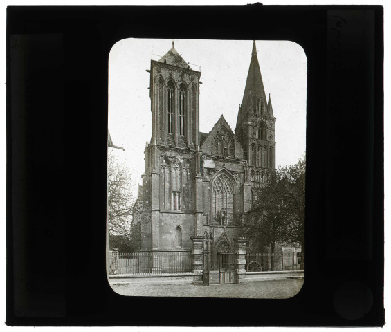 Église abbatiale Notre-Dame de l'abbaye de Saint-Pierre-sur-Dives (Calvados), façade occidentale.