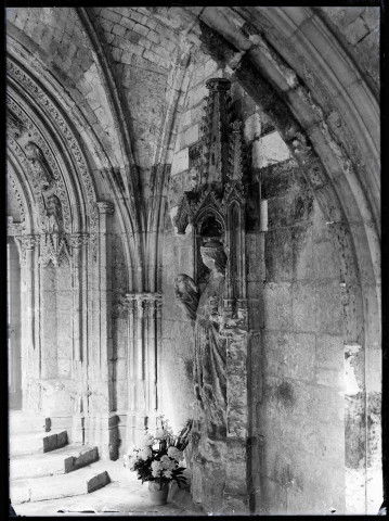 Statue de la Vierge et l'enfant de l'abbaye Notre-Dame de Fontenelle de Saint-Wandrille-Rançon (Seine-Maritime).